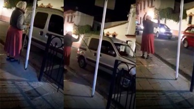 Anciana sacó palazos a conductores que querían estacionar en su cuadra