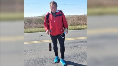 Para festejar sus 70 años junto a su familia, camina desde Córdoba a Santa Fe