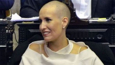 Una diputada fue a sesionar mientras atraviesa la quimioterapia y la ovacionaron