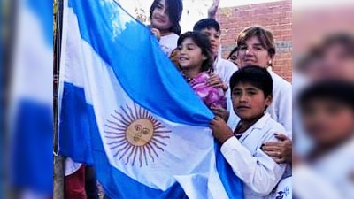 Robaron la bandera de la escuela y niño usó sus ahorros para comprar una nueva