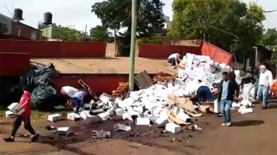 Un camión que llevaba vino se quedó sin frenos y le saquearon la carga