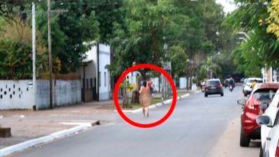 Video: consumió hongos cucumelos, se paseó desnuda y se metió al río Paraná