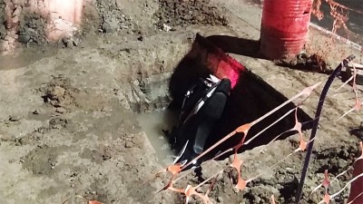 Moto terminó incrustada en un pozo abierto en el pavimento en Paraná