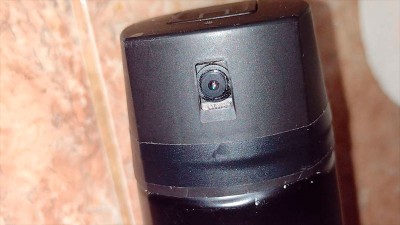 Vendió un aromatizador a una joven, pero era una cámara para espiarla en el baño