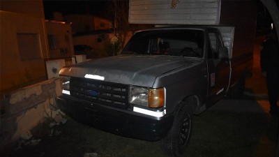 Alcoholizado chocó una casilla de gas y hallaron droga en la camioneta