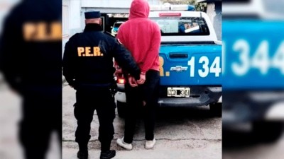 Un joven que realizaba maniobras peligrosas con el auto y golpeó a dos policías