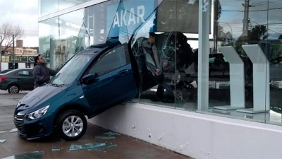 Soltó el freno de mano a un auto 0km: se estrelló dentro de la concesionaria