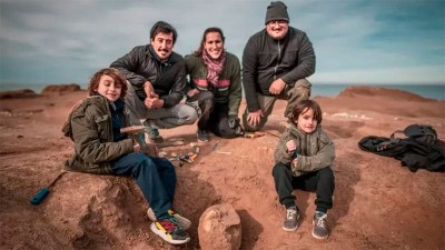 Niño encontró un cráneo fósil de 700.000 años cuando caminaba por la playa