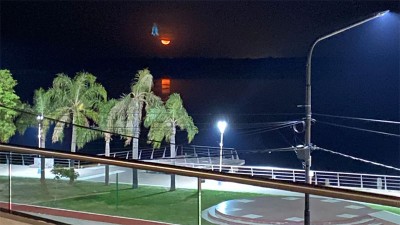 Fotografió la luna reflejada en el río Paraná y apareció silueta de la Virgen