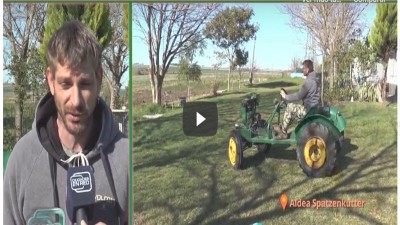 Joven entrerriano construyó un tractor con materiales en desuso para trabajar en su huerta