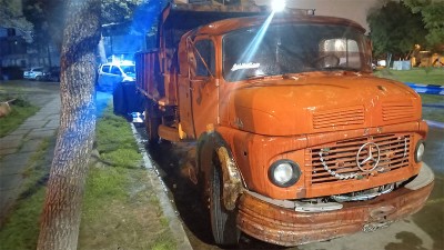 Robaba la batería de un camión, vecinos alertaron a la Policía y huyó