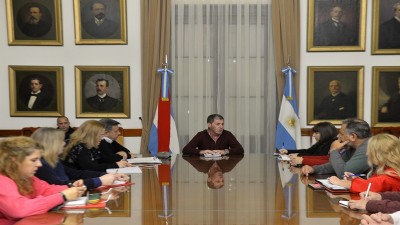 La provincia adelantará un 10 por ciento con los salarios de julio y se reabrirán paritarias