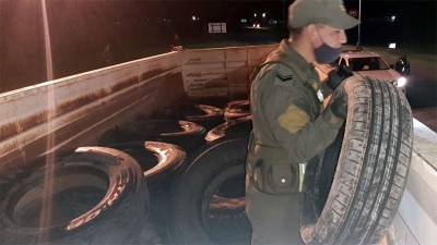 Llevaba colocados neumáticos nuevos y se los incautaron por contrabando