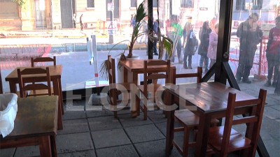 Tres hombres se fueron sin pagar, la moza los corrió y los atrapó