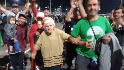 Abuela fanática del Indio Solari fue a un recital y se llevó todas las miradas