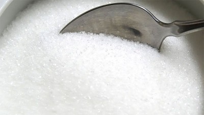 Prohíben marca de azúcar en la que hallaron piedras y otros objetos extraños