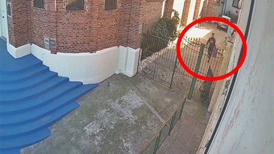 Robó la garrafa en una iglesia y quedó registrado por las cámaras