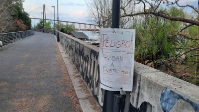 Un cartel advierte por hechos de inseguridad: Peligro, roban a cuatro manos