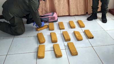 Escapó en moto de un control y arrojó mochila con 10 kilos de droga