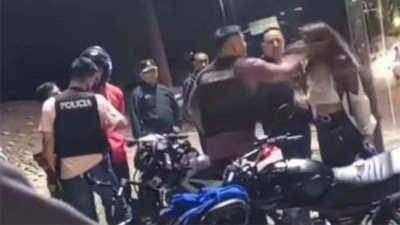 Video: policía le dio un cachetazo a una mujer durante un control de tránsito