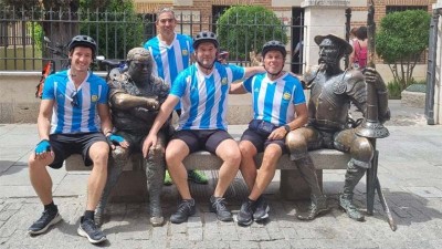 Entrerrianos que van en bicicleta al Mundial, están cada vez más cerca de Qatar
