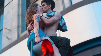 Festejando, se besaron en el semáforo e hicieron una promesa para el domingo