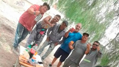 Perdió la billetera, unos obreros la encontraron y les agradeció con un asado
