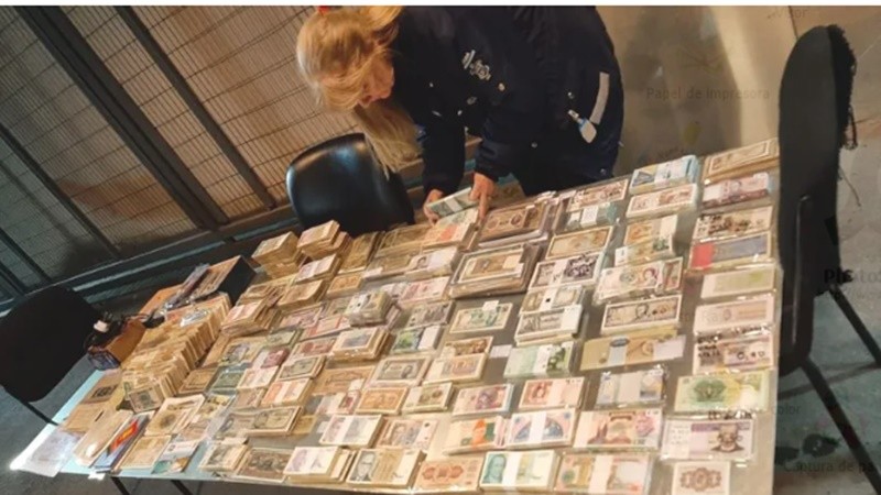 La Aduana secuestró billetes de la Alemania Nazi