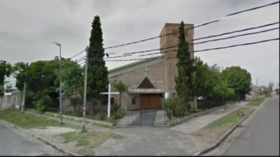 Impactante: un cura evitó un femicidio en plena misa