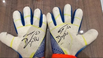 Dibu Martínez subastará los guantes del Mundial a beneficio de un hospital