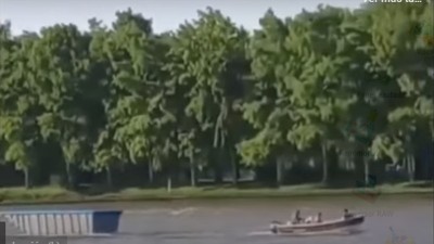 Insólito video: una lancha trasladó una pileta a través del río Paraná