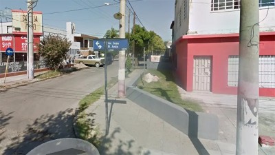 Iba caminando y halló una beba recién nacida abandonada en la vereda