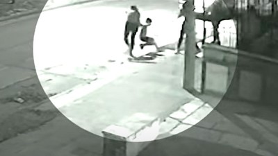 Video: un nene tiró una botella a los ladrones para defender a su mamá