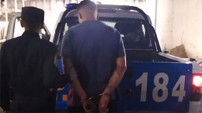 Fue a pedirle dinero a su ex y se tomó a golpes con la hija de ella y su novio