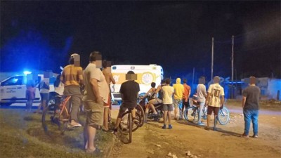 Con machetes, cuchillos y hasta con un paragolpes atacaron a policías