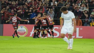 Patronato tuvo su noche inolvidable y goleó a Melgar 4 a 1