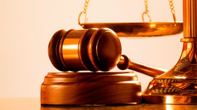 Mujer le mintió a su pareja sobre la paternidad de su hijo y deberá indemnizarlo