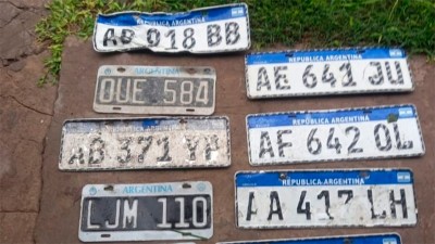 Vecino juntó las patentes que autos perdieron en la ruta 12, cerca da La Picada