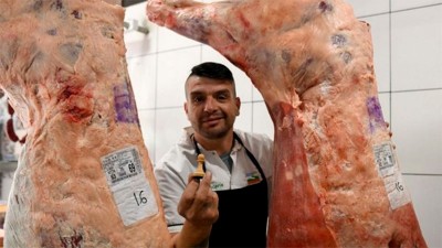La curiosa propuesta de un carnicero ajedrecista que desafía a sus clientes
