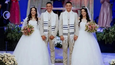 Insólito: gemelas se casaron al mismo tiempo con gemelos en una iglesia de Brasi