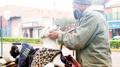 Joven en bicicleta y con su perro recorren Sudamérica