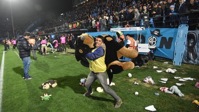 Así fue la lluvia de peluches en el partido de Belgrano