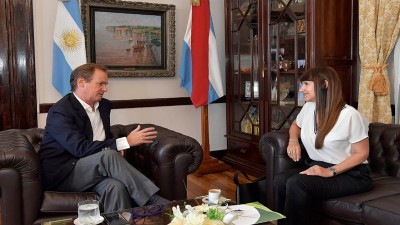 Bordet firmó el decreto que mejora las categorías de más de 5800 trabajadores de salud