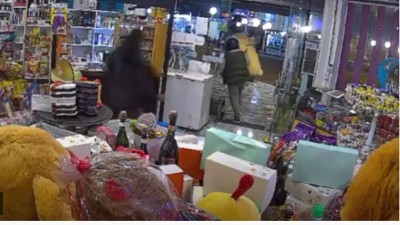 Un delincuente ingresó a un kiosco, se robó un peluche gigante de $100.000 y escapó