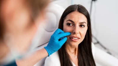 Metacrilato, bótox y ácido hialurónico: qué está permitido y qué no en tratamientos estéticos en la Argentina