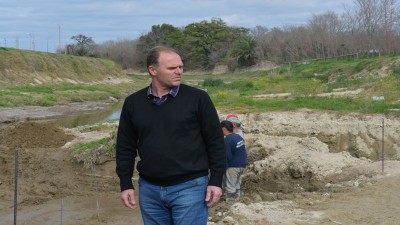 Trabajan en la nueva calzada sobre arroyo Crespo