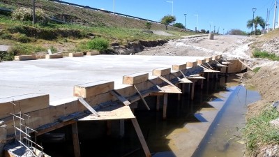 Avances en la nueva calzada en arroyo Crespo