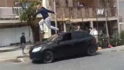 Tras discusión de tránsito saltó en capot de un auto: le suspendieron licencia