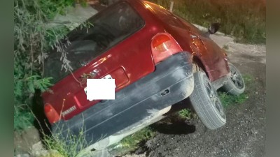 Alcoholizado quedó con su auto en una zanja hasta que llegó la Policía