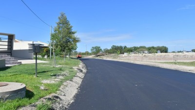 Trabajan en el asfaltado de 500 metros en Barrio San Cayetano